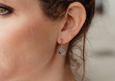 Oorbellen met cognac kleurige diamant