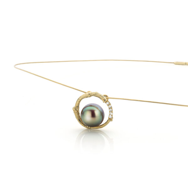 Geelgouden collier met diamanten en parel