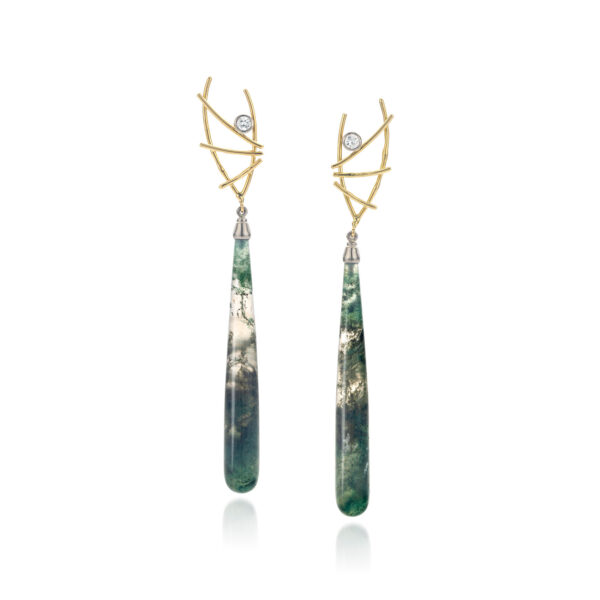 18 kt oorhangers met 2 x 0,15 ct diamant en een prachtige lange mosagaten
