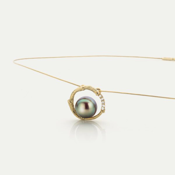 Geelgouden collier met diamanten en parel