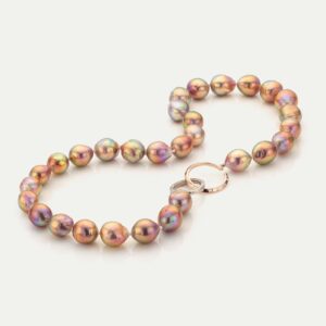 Parelcollier met wit-en roodgouden slot