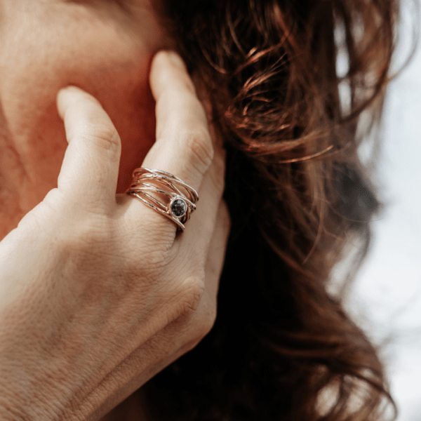 Entwined Love, wikkelring met een schitterende saffier - Afbeelding 4