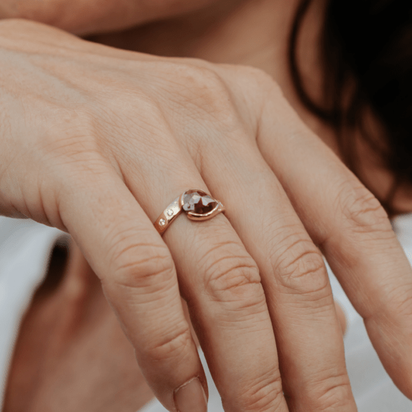 Gouden ring met bruine en witte diamanten - Afbeelding 4