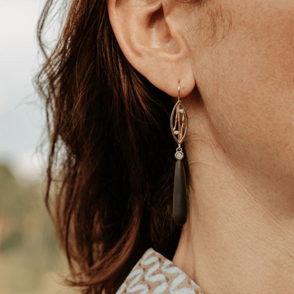 Geelgouden oorbellen met diamant en iced rookkwarts - Afbeelding 3