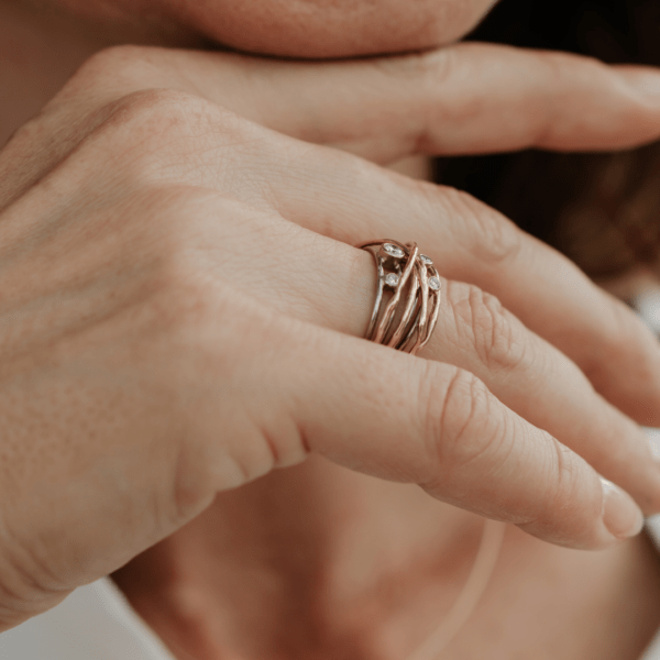 Entwined Love, gouden wikkelring met diamant - Afbeelding 2