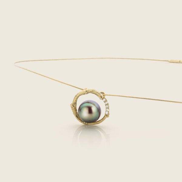 Geelgouden collier met diamanten en parel