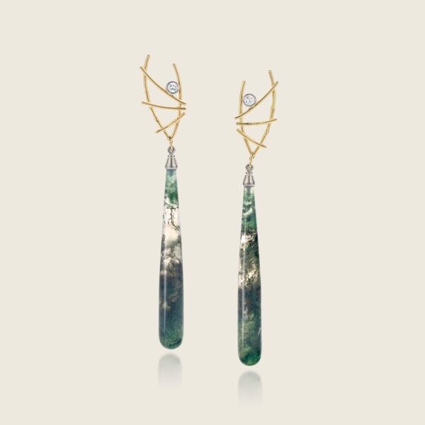 18 kt oorhangers met 2 x 0,15 ct diamant en een prachtige lange mosagaten