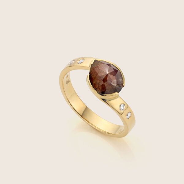 Gouden ring met bruine en witte diamanten