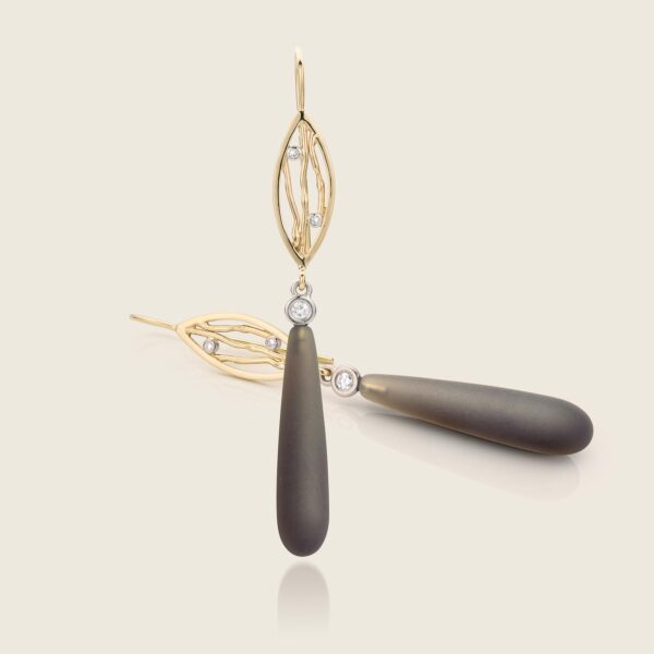 Geelgouden oorbellen met diamant en iced rookkwarts