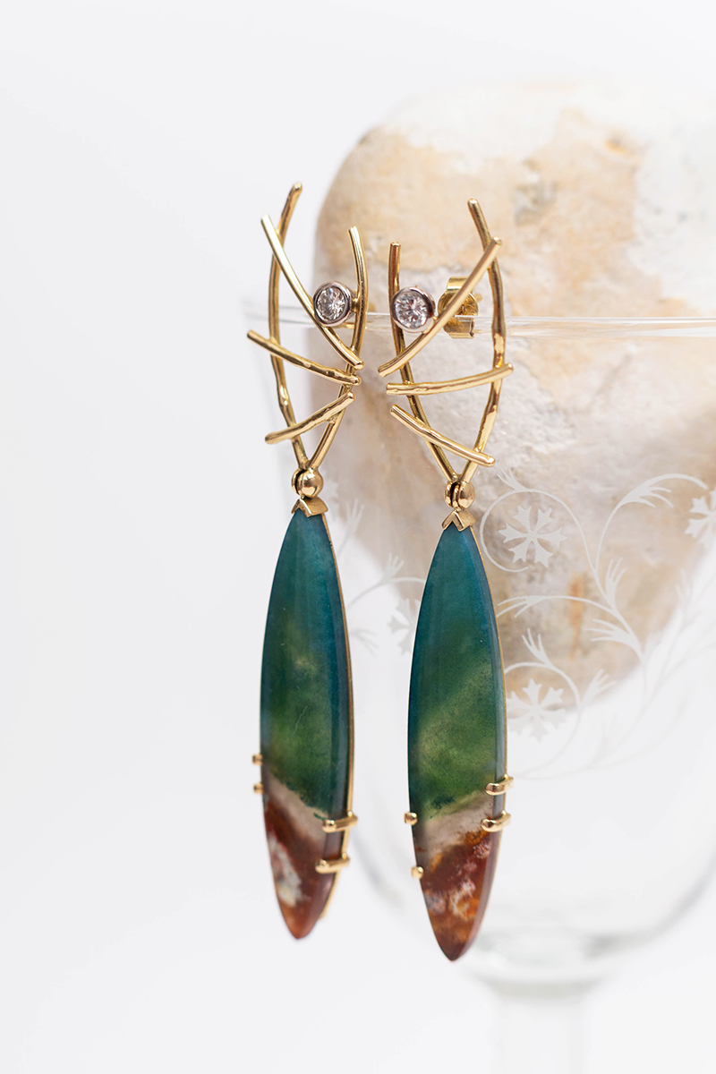 18 kt geelgouden oorbellen met diamant en geopaliseerd hout voorkant